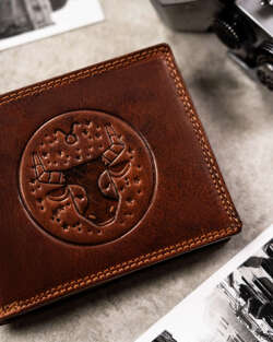 Duży, skórzany portfel męski z tłoczeniem przedstawiającym znak zodiaku Peterson